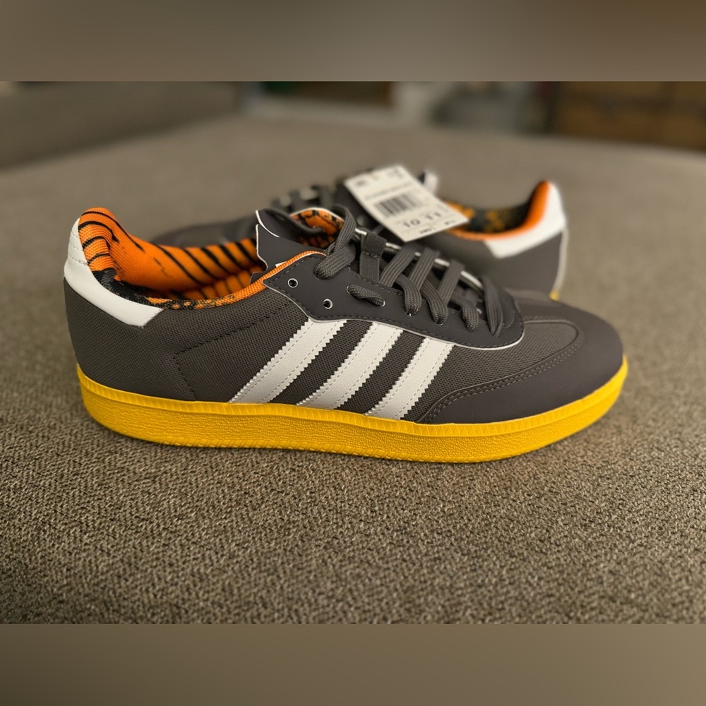 Unisex Adidas Velosamba made with Nature Cycling Shoes